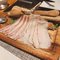 トラットリア ダイ パエサーニ - ラルド豚背脂の塩漬けとグリッシーニ
