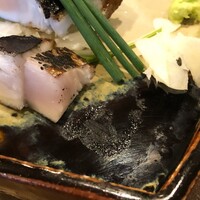 よし澤 - 名物   藁焼き鰆 にんにくスライスと塩をお好みで