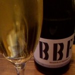 アヒルストア - グラスのスパークリングワイン
      BBF