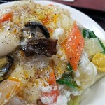 台湾料理　嘉宴楼 - まずは拉麺胡椒、辣油、カラシを追加