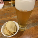 こば酒店 - ポテトチップスとビール