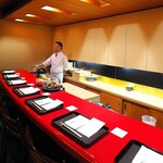 にくの匠 三芳 - 朱の色のカウンター、鮮やかで艶やか。