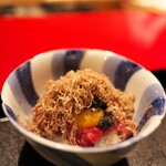 にくの匠 三芳 - もち米にサーロインのタルタル。白トリュフを削って。