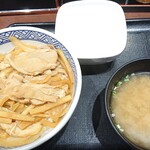 Yoshinoya - 吉野家　鶏丼・味噌汁・半熟玉子