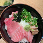 まゆとろ - 大トロ丼1100円（通常1650円）
漬物、味噌汁付き