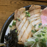 拉麺 えぼし - こちらは軽く炙ったバラ肉チャーシュー