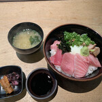 まゆとろ - 大トロ丼1100円（通常1650円）
漬物、味噌汁付き