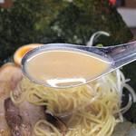 燦燦 - スープの色は白いですが、東京風の醤油豚骨スープ。
