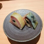 匠 進吾 - 〆た鯖にガリやネギ、ゴマを挟んだ進吾さんの定番