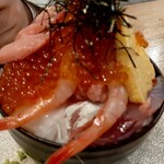 Sushi Izakaya Minato - 特上海鮮のせすぎ丼