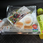セブンイレブン - 紅しゃけ＆鶏むね肉のサラダ＆伊右衛門