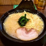 Yokohama Iekei Ramen Ichi Yonya - ラーメン(醤油・麺大盛)