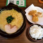 Yokohama Iekei Ramen Ichi Yonya - ラーメン(醤油・麺大盛)唐揚げセット