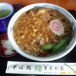 まるか家 - たぬきそば（500円）。きぬさやの緑色とナルトの白地にピンクで彩りが良い。蕎麦は細めで、柔らかい食感。ややｿｰﾒﾝを思わせる。汁は節の香りが強すぎることなく、いい味を出している。