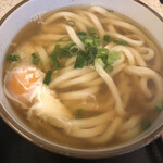 直白 - かけうどん。ランチタイムは卵サービス