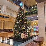 Menya Hanabi - 吹き抜けにデカクリスマスツリー