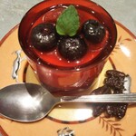 聖兆 - ベリーソースの杏仁豆腐にピーカンナッツの飴だき？だそうです