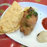 インドレストラン ムンタージ - 料理写真:パパドとマライティッカとソース2種。とても美味！パパド、パリサクッ！