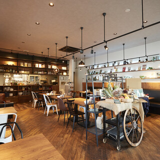 NY風のモダンな店内。週末は23時まで営業！