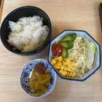 Kawaichi - ごはん、サラダ、香の物