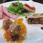 オステリア チロ - 前菜盛合せ
      水牛のモッツアレラとトマトのブルスケッタ
      ナポリ風ミートボール
      フリッタータ
      パルマ産生ハムのサラダ