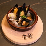 BELLA NOTTE - ムール貝とアサリの白ワイン蒸し