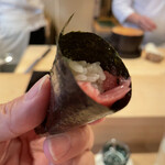 登喜和鮨 - 敢えて狙っての、握った後に手巻きにする事で、鮪の脂と海苔のマリアージュが何とも絶妙です！