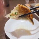 中華料理 景福 - 肉汁が滴り落ちてます 映像でお伝えできないのが残念