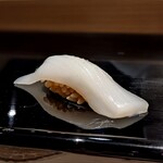 Togoshiginza Sushi Bando - 象徴的な一貫と感じた烏賊。