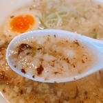 泡系しおとんこつラーメン べらしお - 背脂のスープ