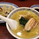 上海餃子 りょう華 - りょう華・上海焼き餃子と上湯半麺