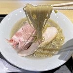 超純水採麺 天国屋 - 中細ストレートの麺は、牡蠣＆昆布水に浸かっているので、このまま食べても十分食べられる旨味が有ります。