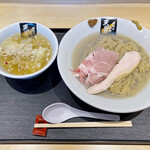 超純水採麺 天国屋 - 「牡蠣昆布水の牛骨野菜ブイヨンつけそば」¥1,000と「あぐー豚ワンタン（3個）」¥250