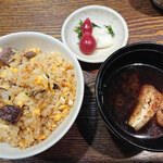 鉄板焼 銀杏 - 寿恵卵を使った牛肉と茸類のガーリックライス