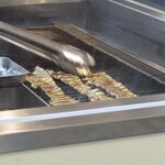 炭火焼き豚丼専門店 豚小家 - 蒲焼き豚バラ調理中