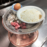 鉄板焼 銀杏 - 寿恵卵を使った牛肉と茸類のガーリックライス