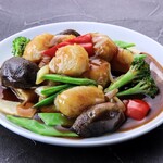 Stir-fried scallops and seasonal vegetables with oyster sauce