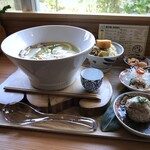 麺屋割ぽう ツクリ茸 - ◆「天草大王とツクリ茸（マッシュルームの和名）の塩ラーメン(980円）」に多いかしらとは思ったのですが SNSで見て気になった「天草大王のかしわ飯(380円）」を。 奥様から「実は裏メニューで+500円でご飯に雲丹といくらを追加できます」と魅惑的な囁き。 限定や裏メニューに弱いのでそれも追加。