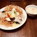 Benitora Gyouzabou - 海鮮あんかけ焼きそば　揚麺　スープ付　¥1,380-(税抜)