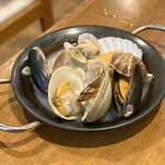 Kaisen & Dainingu Hinata - ・4種の貝の白ワイン煮 S 580円