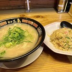 博多三氣 - 基本のラーメンに半チャーハンをセットで！