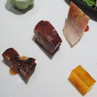 水綾閣 - ランチコース 嘉祥：排翅焼味盆 フカヒレのカルパッチョ入り前菜五種盛り合わせ（豚トロ、豚、鴨）