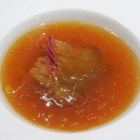 水綾閣 - ランチコース 嘉祥：紅焼頂排翅 吉切鮫尾ビレの姿煮込み 醤油ソース