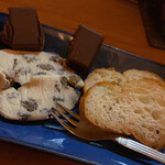 串まさ - えみちゃん（店主でない方）が手作りで（コネコネと練り作った）特製レーズンバター。なんとチョコのサービス付き(*´ο`*)