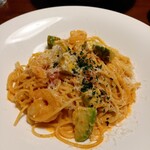 イタリア料理クッチーナ - ぷりぷり海老とアボカドのトマトクリーム 1350円