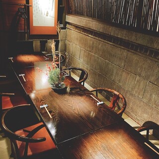 個室は畳にテーブル椅子のモダンレイアウト。静かで接待には最適