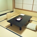 静保庵 小柳 - 清潔感のある和室。ただ宴会場の隣だったので、騒ぎの声が気になる時も…。