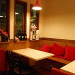 ブラッスリーボジョレー - こじんまりした落ち着いた店内