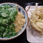 Marugame Seimen - 冷ぶっかけうどん並、野菜かき揚げ
