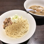 ちゃん亭 - マストの追い玉。背脂煮干のスープが美味いので、半分つけ麺にした